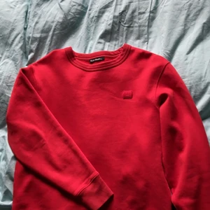 Röd Acne sweatshirt  - Röd Acne sweatshirt i storlek XS herr oversized på tjejer. Den är i bra skick och fortfarande gosig på insidan, jag säljer för jag tycker jag är fil i rött :) nypris 1800kr jag säljer för 700! 