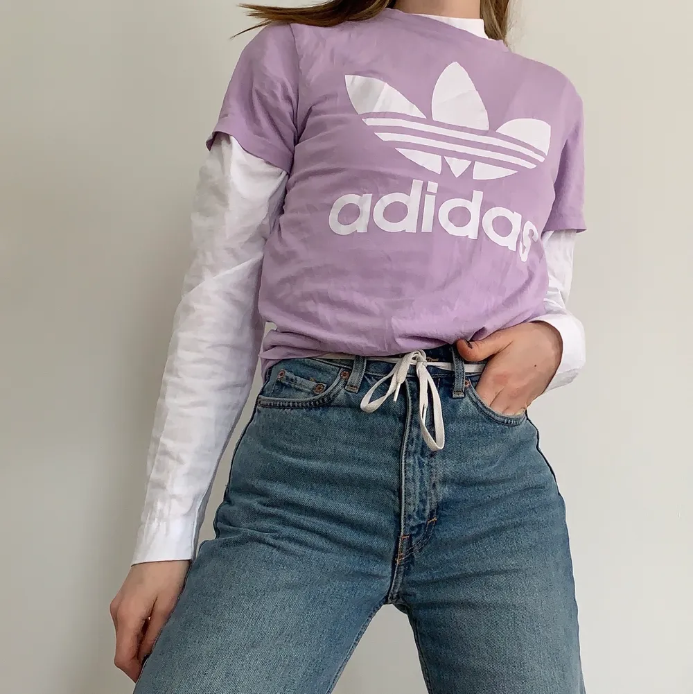 Super fin lila adidas t-shirt, helt fläckfri och mycket sparsamt använd. Jag är en xs-s i storlek. Frakt tillkommer!. T-shirts.