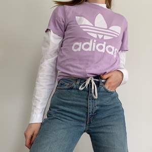 Super fin lila adidas t-shirt, helt fläckfri och mycket sparsamt använd. Jag är en xs-s i storlek. Frakt tillkommer!