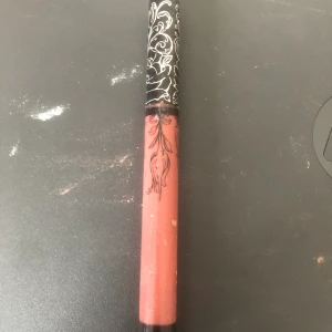 Kat von d läppstift  - Ett läppstift från kat von d, det är en mörkt läppstift med brun ton som blir matt på läpparna. 