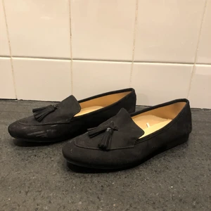 Skor från hm  - Skor från hm använda en gång. Dom har nån ”slitning” på skon. Som man ser lite på bild 1.