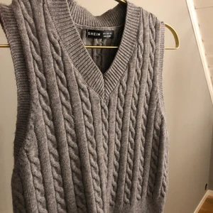 Kabelstickad väst - Pris kan diskuteras aldrig använt 