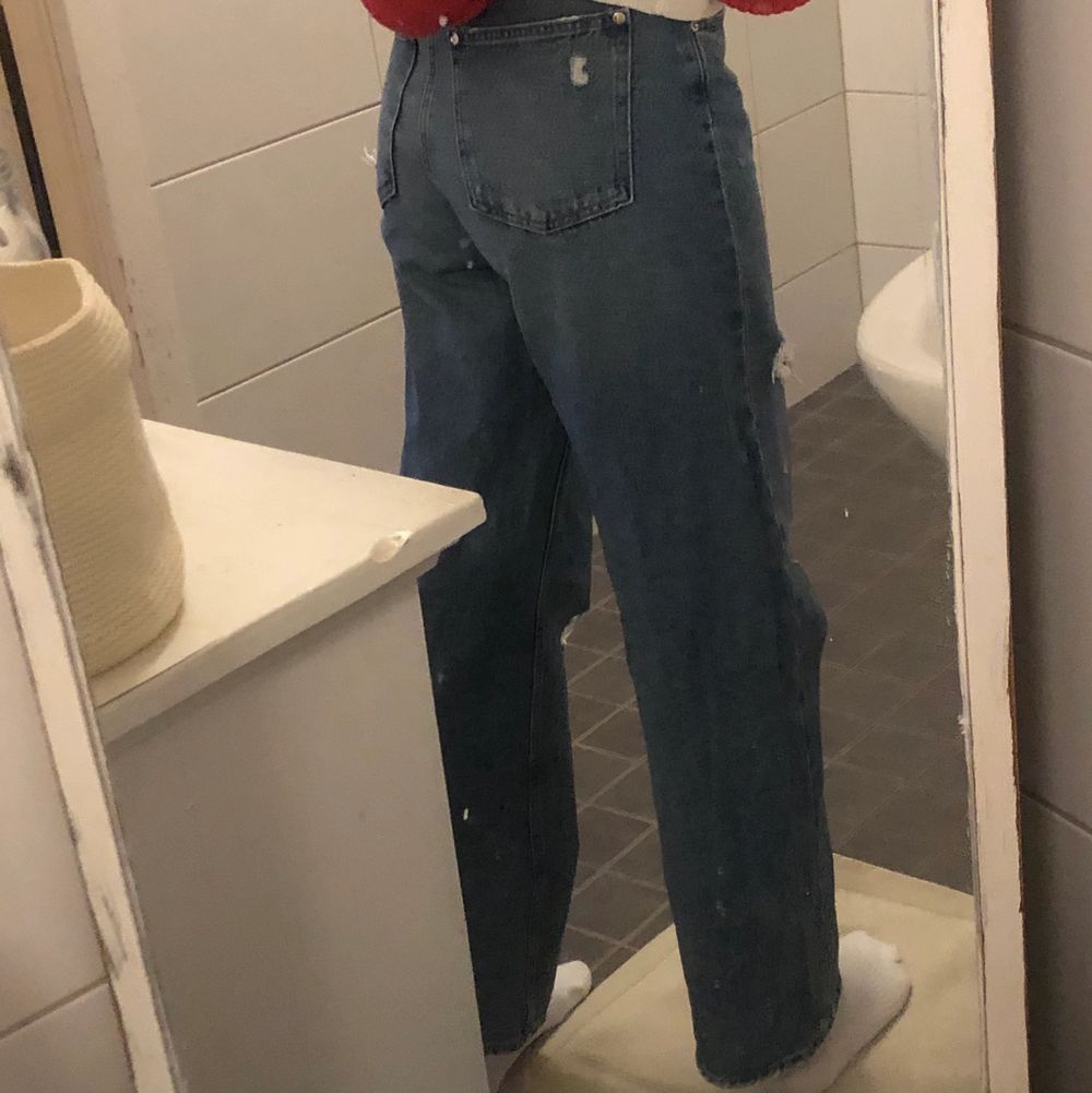 Håliga, baggy jeans från H&M. Jag är 165cm för referens. . Jeans & Byxor.