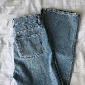 Jeans med slits stl 36  - Superfina ljusblå raka jeans från HM med slits på insidan, säljer pga för små på mig numera. Skulle säga att dom är hyfsat långa, jag är 170 och dom går ner till marken på mig, så snyggt! Sparsamt använda, 200 kr exklusive frakt. 👖