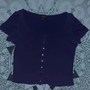 Topp med knappar - Mörkblå ribbad topp med knappar från Monki! 💙