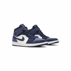 Jordan 1 mid Sanded purple/obsidian - Superfräsha jordan 1 mid sanded purple/obsidan! Nästintill oanvända och ser fortfarande som nya ut🔥Färgerna är lila, mörkblå och vit✨Köpta på GOAT så de är verifierade äkta!!! Storlek 41! Buda ifrån 1000kr då dem är helt som nya! (Andra bilden är min egen bild på skorna) Låda finns till, bara att be om fler bilder☺️HÖGSTA BUDET ÄR NU PÅ 1600