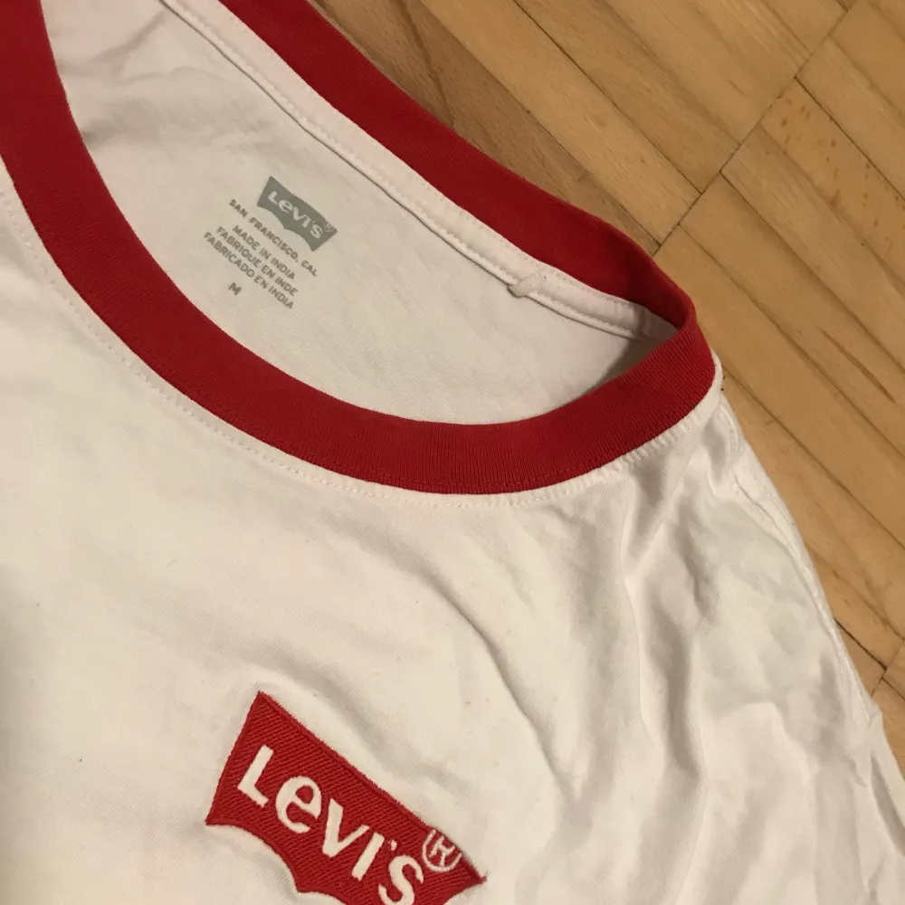 Oversized T-shirt från Levis med knut nertill. Köpt på triangeln i Malmö för 300kr. Inga fläckar eller dylikt. Strl M, men passar även S & L, beroende på hur man önskar den ska sitta 🎈. T-shirts.