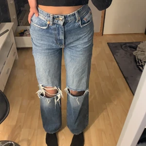 Jeans med hål! - Köpte dem på Gina tricot, inte använda så många gånger eftersom dem är lite korta enligt mig. Storlek 32(xxs) själv är jag 173 lång💞