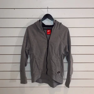 Grå NIKE huvtröja  - Tröja från Nike i väldigt gott skick! 💙💙 Köparen står för frakten!