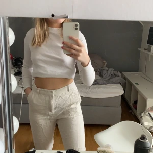 Linnebyxor  - Linnebyxor ifrån gina. Ska strykas innan jag skickar!. Super fina å nästan aldrig använda därför väldigt bra skick. Är ner till anklarna på mig som är 162! Korta i modellen.