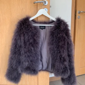 Pälsjacka - Lila/grå pälsjacka (äkta päls) från Hollies. Storlek S/M. Använd max 3 gånger, därav gott skick. Köptes för 900-1000 kr, mitt pris är 250 kr. Köparen står för frakt.✨