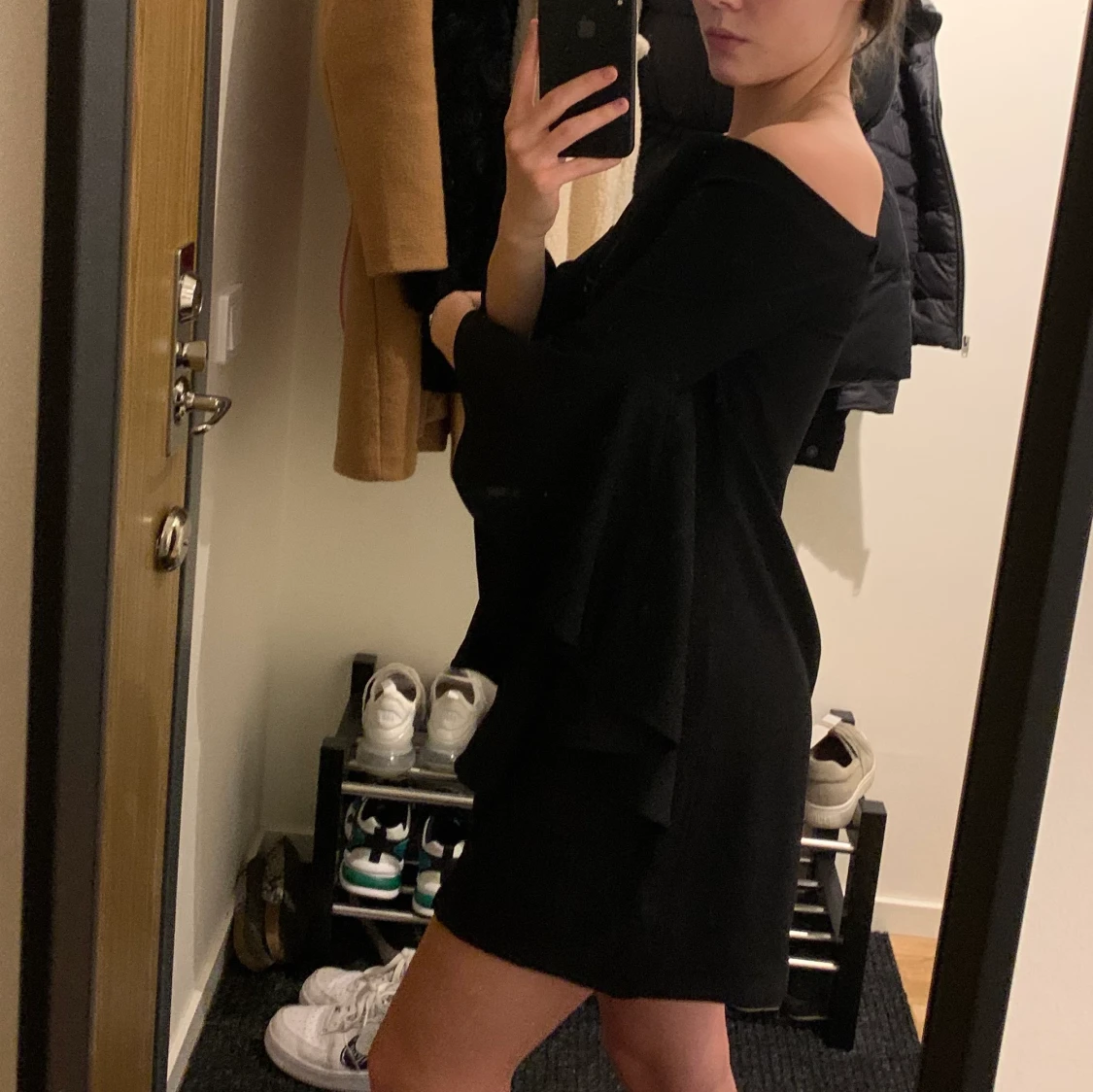  off shoulder klänning med volangärmar - 91