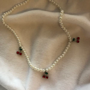 Pärlhalsband - Finaste pärlhalsbandet som tyvärr inte kommer till användning. Köpare betalar frakt. Dm vid intresse