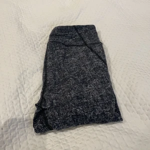 Träningstights från Victoria Secret - Tråningstights från Victoria Secret Sport i storlek S. Endast använda en gång, så i fint skick. 