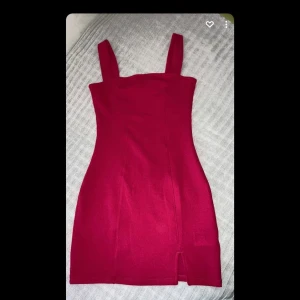  Trendig H&M klänning  - Säljer denna väldigt snygga neon rosa klänning, funkar perfekt för fester men jag säljer den eftersom att jag köpte fel storlek. Den är i storlek S men passar även XS! Köpt på H&M och är i nyskick och bara testad! Jag köpte den för 100kr. Jag kan mötas upp i Trelleborg annars står köparen för frakten! 