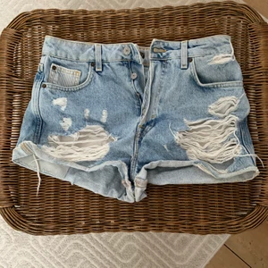 Jeansshorts Pull & Bear - Jeansshorts från Pull & Beae med knäppgylf! Distressed på framsidan, fina!