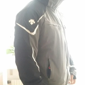 Descente jacka som ny + byxor i sämre skick samt hängslen - Descente byxor och jacka storlek xl 