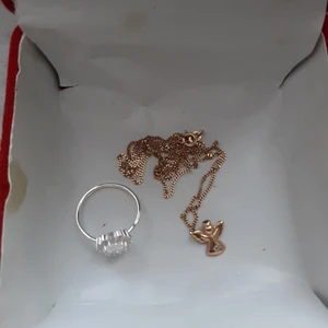 äkta guld och äkta silver - Säljer mitt guldhalsband och silver ring tillsammans.jag säljer bara för att min ekonomi är dålig just nu.