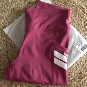 Aimn Thigts - Rosa Aimn thigts med fickor på sidorna i storlek M. Testade en gång och tvättade. Supersköna men matchade inte färgmässigt med toppen (från ett annat märke) som jag skulle matcha till tyvärr. 350kr inklusive spårbar frakt med postnord :) 