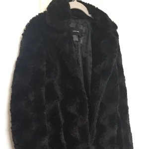 Svart pälsjacka🖤 - Snygg svart pälsjacka i mycket fint skick!              Jackan har inget fast pris, priset diskuteras vid intresse💕