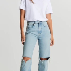 Gina jeans - Säljer de trendiga Gina jeansen. De har en ljus fläck på låret men man märker inte av den. Har dom i storlek 34 men brukar ha 36 o dom passar mig. Kom privat för fler bilder och även bilder på fläcken!!🌟🌟 Buda, med 5 emellan, högsta bud 220 köp direkt 320