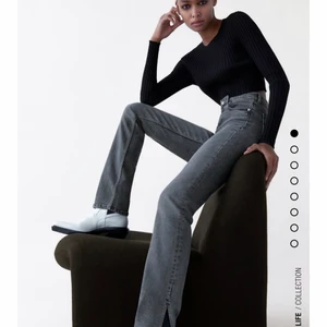Zara  - Säljer mina snygga gråa jeans med ytterslits från zara☺️har klippt av de ungefär 1,5 cm då de var lite långa innan💞200kr