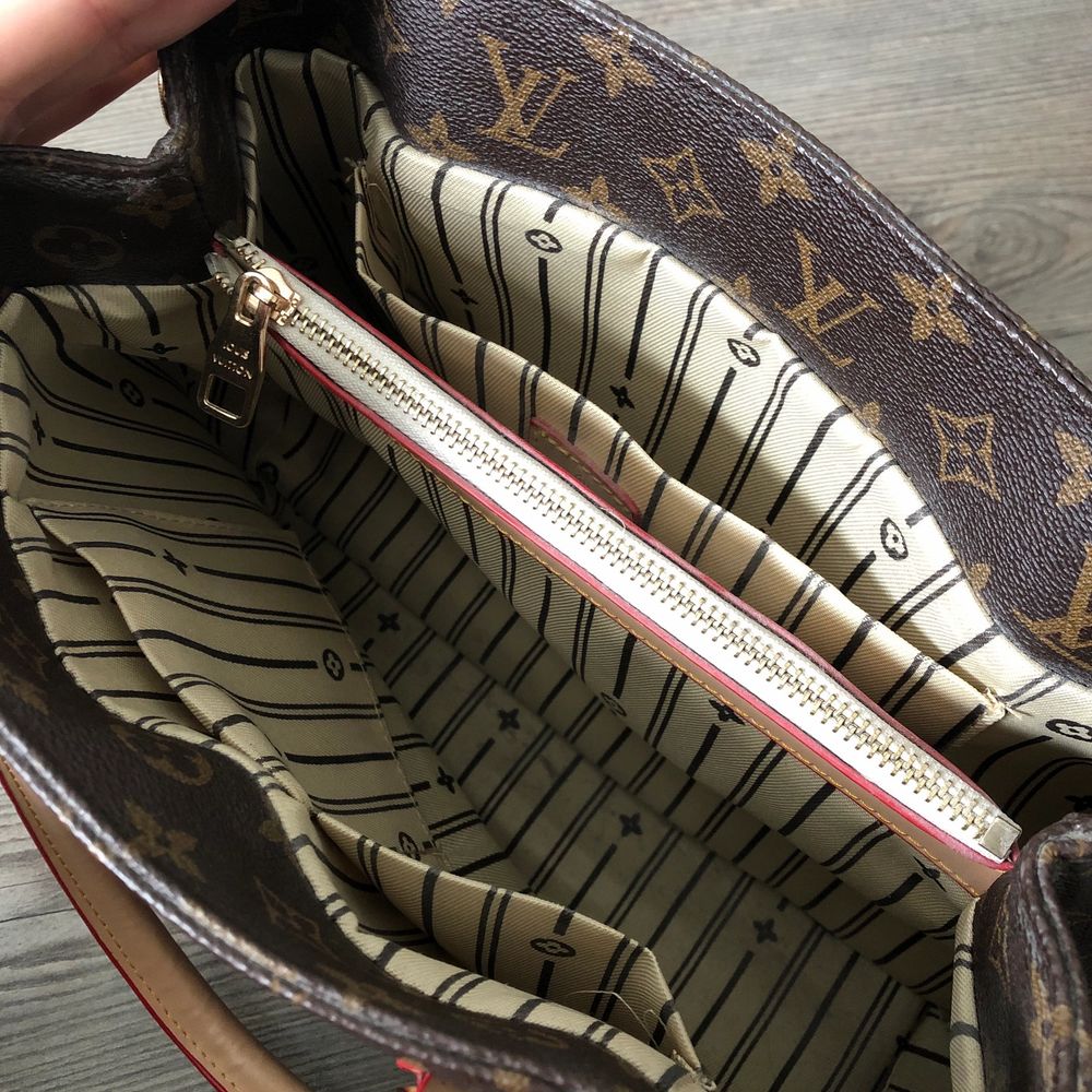 En fin Louis Vuitton väska som tyvärr inte används längre. Fint skick, INTE äkta! Skriv för fler bilder så ordnar jag det💕 den har knappar vid sidan av väskan och flera fack inuti💕 Inga fel på väskan alls💕. Väskor.