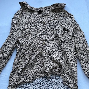 Leopard blus - Säljer denna blus ifrån Gina tricot, som dock inte kommit till någon användning pågrund av att den är för stor, och därmed i ny skick. Strycks och tvättas självklart innan den skickas😊