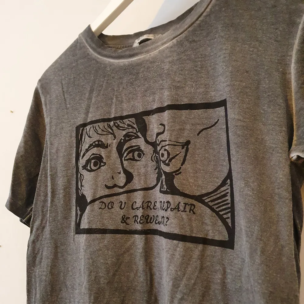 En handtryckt t-shirt i lite grunge stil🖤🖤 denna har trycket 