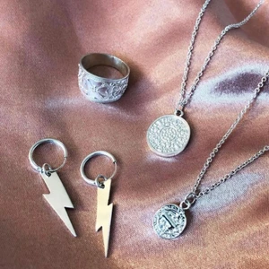 Blixtörhängen från by_malin - Blixtörhängen köpta av smyckesdesigner @by_malin på instagram. Köpta för 400 kr. Använda vid två tillfällen, i toppen skick. Säljer för 200 kr, våga kom med egna bud.