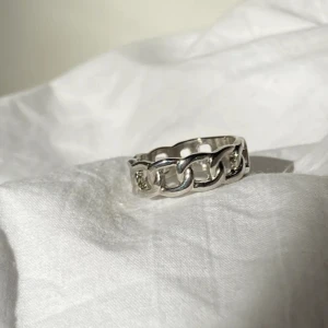 ⛓⛓⛓ - En as ball silver ring. Har lånat bilderna från hemsidan⛓ 40kr om inte högre bud i kommentarerna!💓