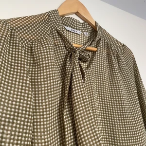 Grön rutig blus - Så fin rutig blus med knytning. Aningen genomskinlig, har matchat med grön spets bh under💚 