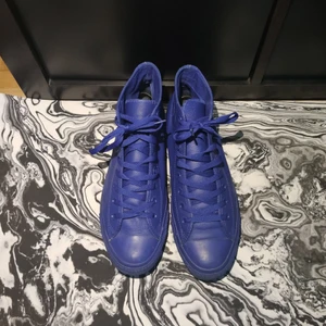 Converse - Hel blåa Converse i stl 43 (herrmodell). De är i mycket gott skick.