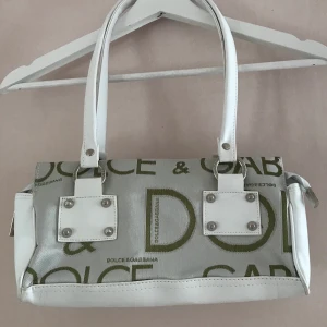 Väska - Snygg Dolce&Gabbana väska (vet ej om den är äkta) med gröna tryck och silvriga detaljer 💚🤍  Högsta Bud just nu: 500kr+frakt (66kr & spårbar)🌸 AVSLUTAD❗️