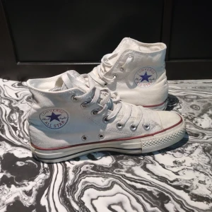 Converse - Vita Converse i stl 37. De är i gott skick, men de har sina spår av användning :) perfekta nu till våren/sommaren! 