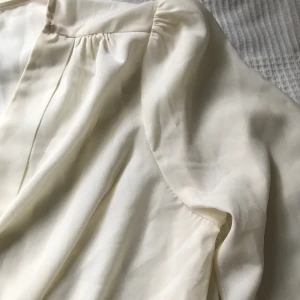 BikBok blus - En vit blus från BikBok! Strl: XS. Aldrig användt+finare i verkligheten💖 finns ej kvar i butik! Buda går privat!!