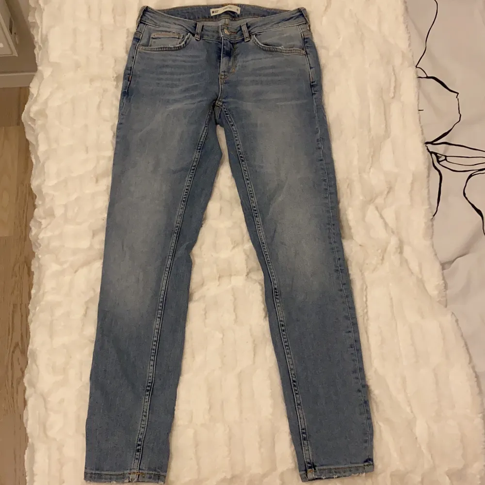 Säljer ett par jeans ifrån Gina Tricot, byxorna har blivit för små för mig och är också inte riktigt min stil längre💖 storlek : 28 tum. Jeans & Byxor.
