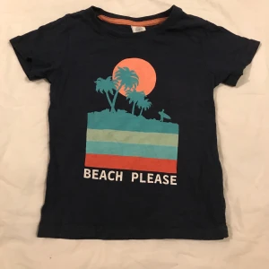 T-shirt  - T-shirt från Lindex kids i storlek 98/104, djur finns i hemmet 