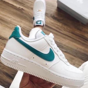 NIKE AIR FORCE 1 ‘07 white turquoise - Helt ny.
