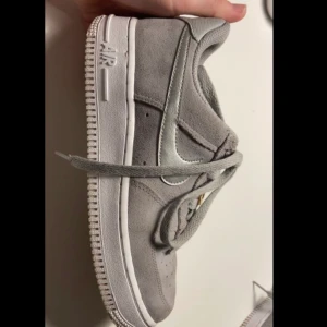 Nike air force 1 strlk 37,5 - Air force 1 gråa, 37,5                                 Använda max 15 gånger. Lådan finns kvar. Säljer eftersom jag inte använder dom. Skriv för fler bilder 450kr + frakt