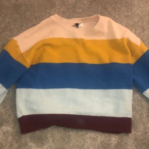 Stickad tröja från hm!!💥 - En färgglad stickad tröja från hm i storlek xs⚡️⚡️ Den har andvända några gånger men är i bra skick!!🥰