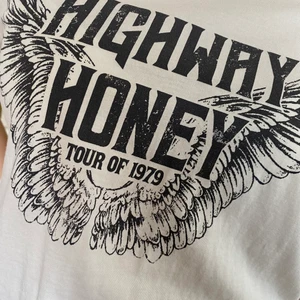 T-shirt  - T-shirt från Gina Tricot med tryck. Storleken är L, men den är ganska liten för att va en L. Skulle säga att den mer passar en person som är s-m:) FRAKTEN INGÅR 