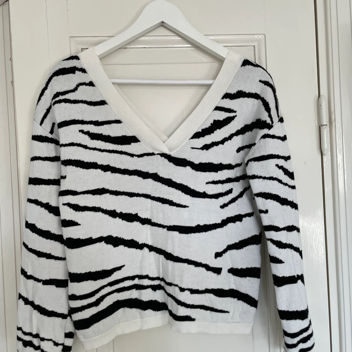 V-ringad tröja med zebra mönster 