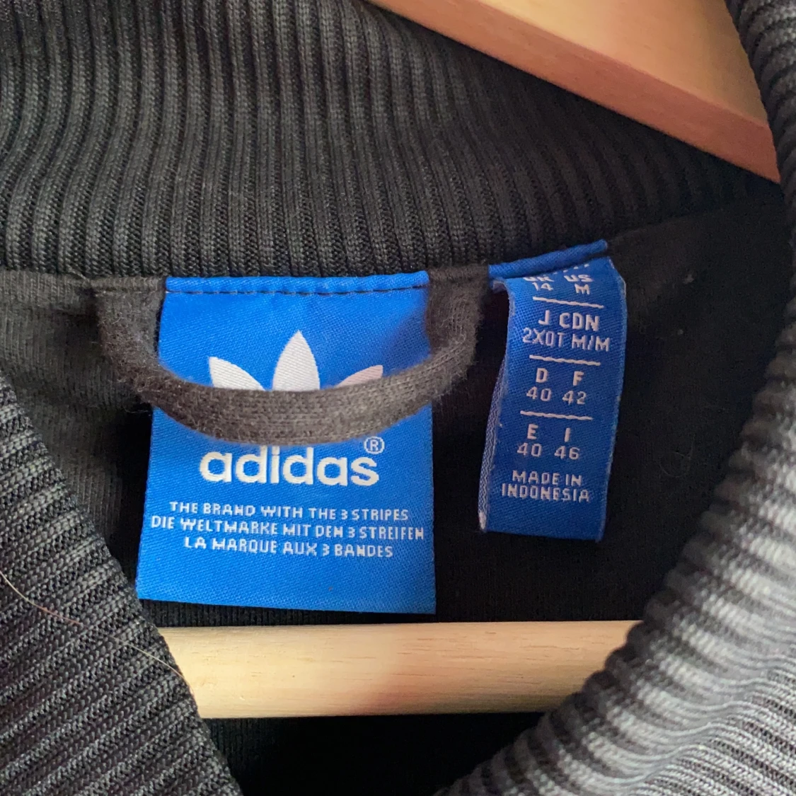 Svart Adidas jacka  - 90