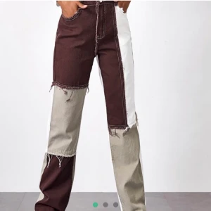 Patchwork jeans från shein - Säljer dessa otroligt snygga jeans från shein, aldrig använda då de var lite lite för små för mig och min smak. Storlek S och passar även storlek W26. Vid flera intresserade blir det budgivning!<3