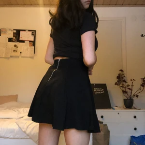 Svart kjol från hm - Svart kjol med dragkedja från hm, använd en gång