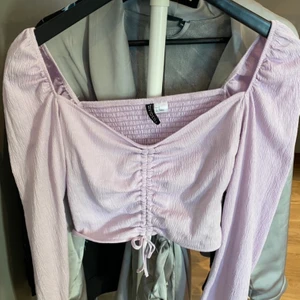 Pastell lila topp från hm  - Superfin topp i en jättefin färg men används bara inte 🥺 användes några gånger i somras men inte mer än det, väldigt bra skick, man kan justera ”längden” på tröjan med snörningen där fram. I storlek m men jag har s och mig passar den perfekt😝 