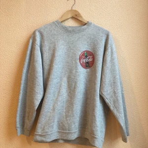 Coca cola college sweater - College sweater med coca cola tryck, okänt märke, köpt second hand. Mjuk i materialet, inga defekter eller fläckar. Strl L, jag har vanligtvis M. Frakt ingår🌟