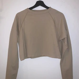 Tunn croppad sweatshirt  - Skitsnygg tunn croppad sweatshirt från Nelly, helt oanvänd. Jättefin beige med mörkare beiga sömmar! Frakt 63 kr❤️