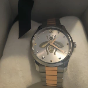 Gucci klocka - Köpte denna Gucci klocka i vintras för 11 tusen men blev att jag aldrig använder den helt enkelt så nu vill jag sälja den jag kommer sätta priset på 8500 kr men tänker inte ta några skambud under 6000 tusen